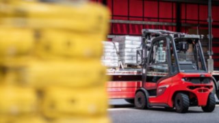 Carretilla elevadora a diésel H30: la carretilla innovadora Una carretilla elevadora Linde carga un camión