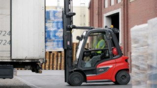 Las carretillas térmicas H20 – H35 representan todo lo que caracteriza tradicionalmente a las carretillas elevadoras de Linde: La carretilla térmica H35 de Linde Material Handling cargando un camión