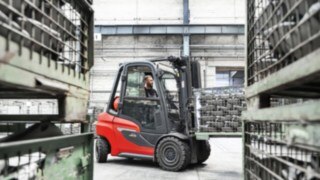 El Linde Curve Assist reduce automáticamente la velocidad de movimiento en las curvas. Una H25 de Linde toma la curva