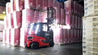 Carretilla elevadora diésel H20 en la industria Una carretilla elevadora Linde H20 apila palets completamente cargados