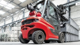 La carretilla impulsada a gas H35 de ofrece el máximo rendimiento de manipulación de carga en combinación con un reducido consumo de combustible. Máximo rendimiento de manipulación de cargas en combinación con un mínimo consumo de combustible con las carretillas impulsadas a gas de Linde Material Handling.