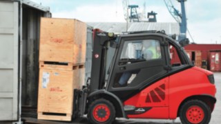 Carretilla Linde con capacidad de manipular contenedores Carretilla Linde con capacidad de manipular contenedores