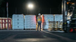 El chaleco de seguridad interactivo de Linde Material Handling incrementa la seguridad en el almacén.