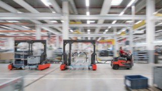 Los trenes logísticos de Linde Material Handling transportan diferentes tipos de mercancías al mismo tiempo.