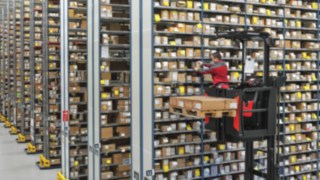 Preparación de pedidos ergonómica en el almacén de estanterías altas mediante el Linde V Modular. Preparación de pedidos ergonómica en el almacén de estanterías altas mediante el Linde V Modular.