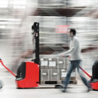 Apilador de Linde Material Handling cargado de mercancía Apilador de Linde Material Handling cargado de mercancía