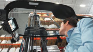 Carretillas retráctiles Manipulación rápida en almacenes de estanterías estrechos Carretillas retráctiles Manipulación rápida en almacenes de estanterías estrechos
