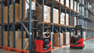 En Linde, el diseño de producto y la funcionalidad de las carretillas están estrechamente ligados entre sí a todos los niveles. Carretilla retráctil de Linde en acción en el almacén