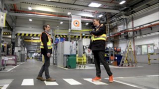 Reducción del riesgo de contagio del COVID-19: el Secure Distance Vest de Linde garantiza la correcta distancia de seguridad Dos empleados de una planta con el Secure Distance Vest de Linde se encuentran a una distancia segura
