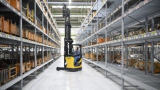 Carretilla retráctil de Linde pintada de amarillo