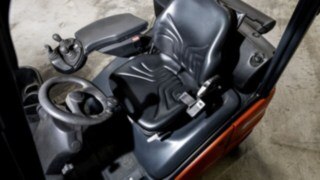 Puesto de trabajo del operario renovado tras el proceso de reacondicionamiento de una carretilla elevadora de segunda mano de Linde