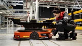 Una técnica de mantenimiento de Linde MH repara un C-MATIC