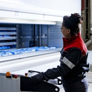 Una técnica de mantenimiento de Linde MH se encarga del almacén automático de piezas pequeñas.