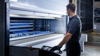 Un técnico de mantenimiento de Linde MH se encarga del almacén automático de piezas pequeñas