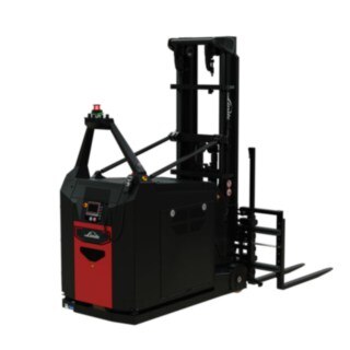Este apilador contrapesado automatizado I-MATIC AC core está equipado con una horquilla doble para transportar dos palés a la vez.