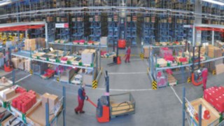 Flujo de material en un almacén con equipamiento de Linde Material Handling