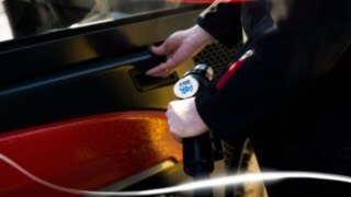 Carretilla elevadora con tecnología de pilas de combustible de Linde Material Handling durante el repostaje.