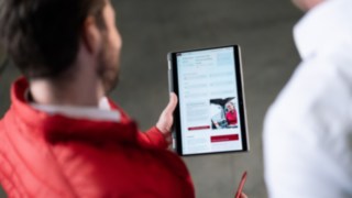 myLinde está basado en la web y, por tanto, puede utilizarse en una gran variedad de dispositivos. Un experto de Linde MH muestra el panel de control myLinde en una tableta