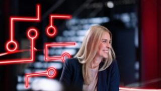 myLinde es la plataforma de software para todas las necesidades de gestión profesional de flotas. Mujer mirando a la derecha fuera del encuadre
