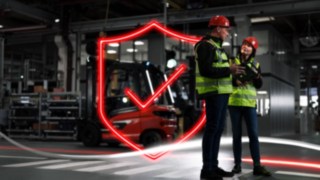 El asesor de seguridad de Linde Material Handling en acción con un cliente. El asesor de seguridad de Linde Material Handling en acción con un cliente.