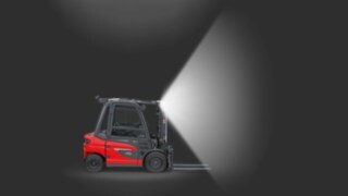 Una carretilla contrapesada de Linde MH equipada con Linde Vertical Light. Una carretilla contrapesada de Linde MH equipada con Linde Vertical Light.