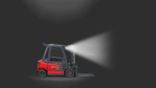 Una carretilla contrapesada de Linde MH equipada con faros de trabajo LED. Una carretilla contrapesada de Linde MH equipada con faros de trabajo LED.
