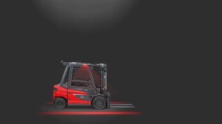 Una carretilla contrapesada de Linde MH equipada con Red Warning Lines. Una carretilla contrapesada de Linde MH equipada con Red Warning Lines.