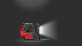 Una carretilla contrapesada de Linde MH equipada con Linde LED Stripes. Una carretilla contrapesada de Linde MH equipada con Linde LED Stripes.