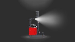 Una carretilla retráctil de Linde MH equipada con faros de trabajo LED de Linde. Una carretilla retráctil de Linde MH equipada con faros de trabajo LED de Linde.