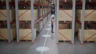 Animación de una empleada con chaleco de protección en el almacén de pasillos estrechos y las zonas de seguridad para la detección de personas