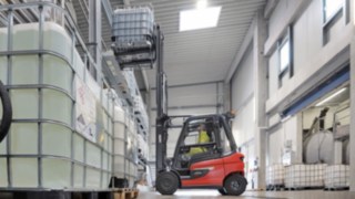 Las carretillas contrapesadas Linde de CEMEX están equipadas con las soluciones de seguridad Linde BlueSpot, Linde Safety Guard y Linde Reverse Assist Camera. Carretilla elevadora X25 de Linde en la nave industrial de CEMEX en la ubicación de Salzkotten