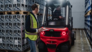 El sistema de asistencia Linde Reverse Assist Radar en acción. Un peatón camina detrás de la Linde X30.