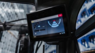 El sistema de asistencia Reverse Assist Radar de Linde detecta objetos y personas al dar marcha atrás y avisa en caso de colisión. Pantalla opcional de 7" para el Reverse Assist Radar de Linde