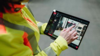 Una tableta ayuda en el asesoramiento en seguridad de Linde MH. Una tableta ayuda en el asesoramiento en seguridad de Linde MH.
