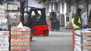 Linde ofrece soluciones para los cinco retos clave del sector 3PL. Vehículos de manutención de Linde en acción en el almacén