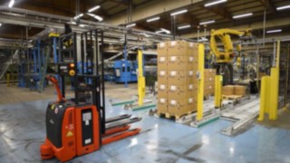 La L-MATIC de Linde Material Handling puede integrarse sin problemas en los procesos existentes. Una L-MATIC de Linde Material Handling recogiendo un palet
