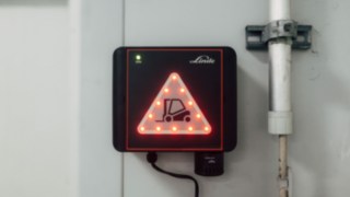 Las distancias entre las unidades de la carretilla elevadora y la puerta se determinan con una precisión de diez centímetros. Unidad de Linde Door Control instalada permanentemente en la puerta de accionamiento rápido