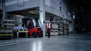 Linde Motion Detection contribuye a aumentar la seguridad en el almacén. Linde Motion Detection en acción en un almacén oscuro