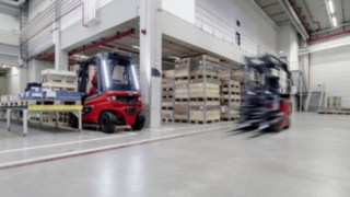 El sistema de asistencia Linde Motion Detection previene colisiones con peatones o carretillas, ya que detecta movimientos detrás de la carretilla elevadora detenida. Carretilla elevadora con Linde Motion Detection en acción en el almacén