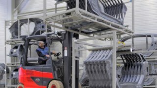 Los vehículos con sistema de pila de combustible ofrecen una potencia constante. La Linde FC 25 carga mercancías.