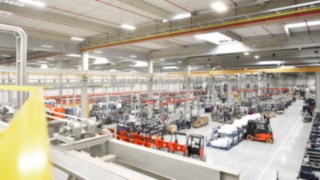 Las carretillas retráctiles Linde se fabrican en la planta de Stříbro, República Checa. Las carretillas retráctiles Linde se fabrican en la fábrica de KION en Stříbro, República Checa.