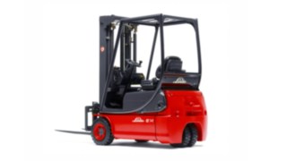 Desde la serie E14 – E20 el Linde Load Control permitió controlar eléctricamente las funciones del mástil de elevación mediante joystick. Carretilla eléctrica E14 de Linde Material Handling del año 1995