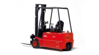 La E12 - E18 ofrecía en 1982 por primera vez un puesto de conducción optimizado ergonómicamente. Carretilla eléctrica E16 de Linde Material Handling del año 1982