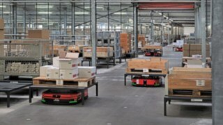 Vehículos de plataforma automatizados C-MATIC de Linde MH transportan cajas y palés por el almacén de ABS Safety,