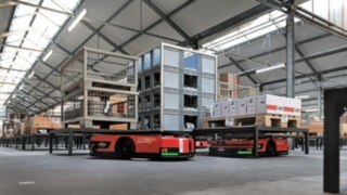 Dos vehículos de plataforma automatizados C-MATIC de Linde MH en el almacén de ABS Safety.