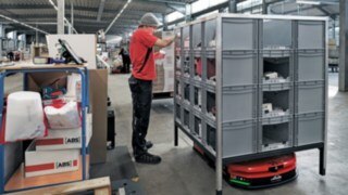 Un empleado de ABS Safety retira unos componentes de una estantería la que el C-MATIC de Linde MH ha trasladado hasta él.