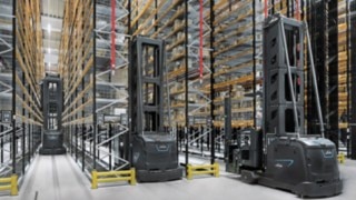 En horas punta, en el centro de distribución de Arvato Supply Chain Solutions se almacenan y desalmacenan hasta 60.000 artículos. Carretilla para pasillo estrecho K de Linde MH en el almacén de Arvato