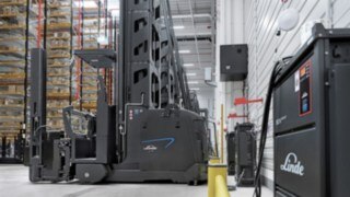 En el centro de distribución de Arvato se utilizan 17 equipos K de Linde MH. Estación de carga para equipos K de Linde MH