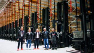 El equipo de Arvato Supply Chain Solutions en el nuevo centro de distribución. El equipo de Arvato Supply Chain Solutions en el nuevo centro de distribución.