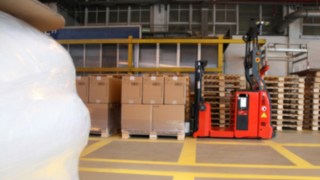 El apilador automatizado L-MATIC AC de Linde navega de forma autónoma por los pasillos BASF Italia. El apilador automatizado L-MATIC AC de Linde Material Handling transporta las paletas en BASF Italia.